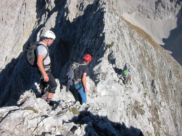 Mit Achtsamkeit, Trittsicherheit und Schwindelfreiheit wird dieser einsame Grat zum perfekten Erlebnis.