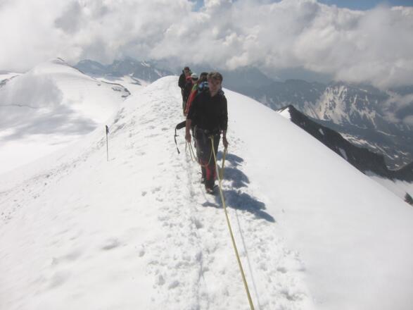 Der Gipfelgrat ist erreicht. Links hinten das Hohe Aderl (3505 m).