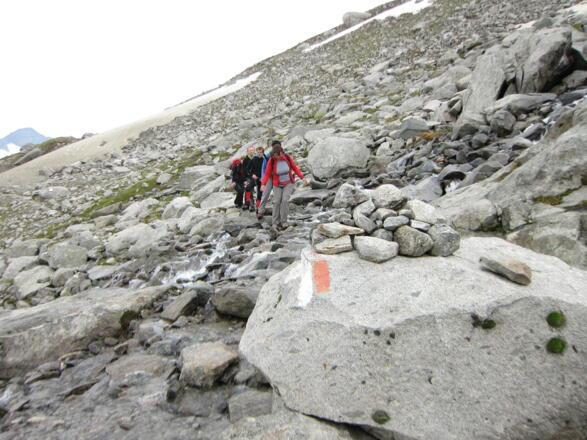 Bachquerungen erfordern ein wenig Geschick, stellen aber auch im späteren Tagesverlauf keine Gefahrenstellen dar.