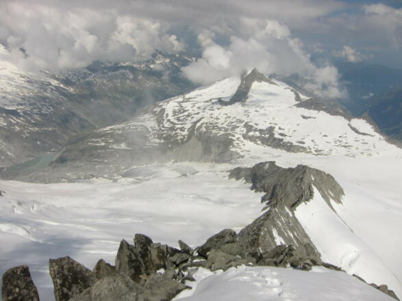 Vom Gipfel ist der gesamte Anstieg gut einsehbar: Der Steig entlang des Möränenhanges bis zum Gletscher und der erste Teil des Gletscheranstiegs, ...