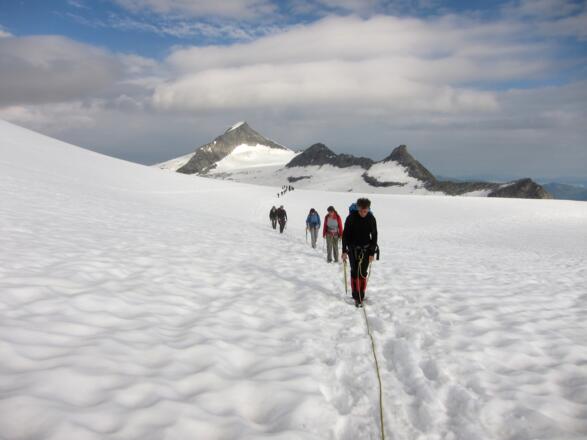 Der flache Teil des Gletscheranstiegs zur Venedigerscharte. Im Hintergrund Keeskogel (3291 m), Bachmayrspitz und Schwarzhörndl.
