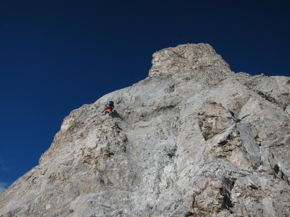 Anschließend bietet eine teilweise splittrige Steilwand Kletterei im unteren 3. Grad (UIAA).