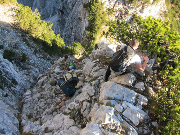 Die Schlüsselstelle beim Abstieg in die Wechselscharte bietet leichtes Klettergelände (UIAA II) in brüchigem Fels.