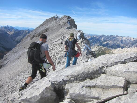 Der Ostgipfel ist erreicht, der Hauptgipfel nur wenige Minuten fern.