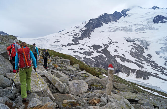 Der Alpenvereinsweg bis zum Gletscher ist sehr gut und in kurzen Abständen markiert. Die Wegfindung ist hier keine Herausforderung.Noch leicht nebelvehüllt - der Gipfel des Großvenedigers.