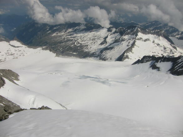 ... der lange Gletscherweg Richtung Venedigerscharte - rechts die Hohe Fürleg (3244 m) ...