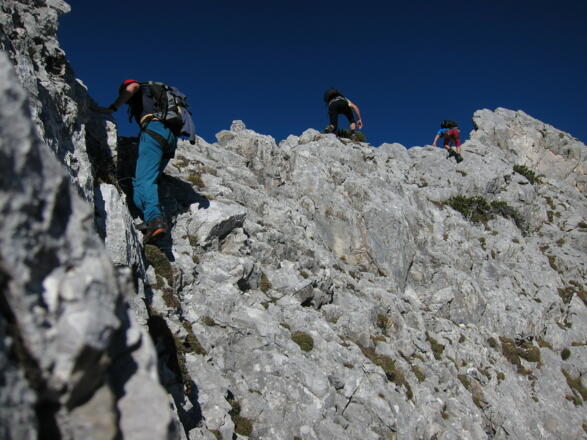 Entweder direkt am Grat oder (überwiegend) in der rechten (östlichen) Flanke lässt sich der Grat am besten begehen.