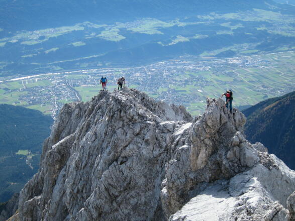 Typischer Karwendelfels und ein großartiger Blick ins Inntal.
