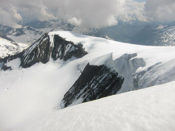 ... und der Steilhang zur Venedigerscharte. Links der Kleinvenediger.