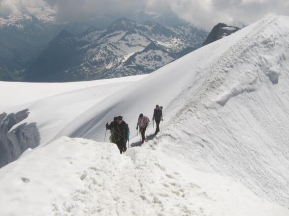 Die Senke bildet gleichzeitig die schmalste Stelle im Firngrat. Bei Blankeis sind Steigeisen notwendiig, bei Firn- und Sulzschneeverhältnissen ist auch dieses Stück ohne Steigeisen gut begehbar.