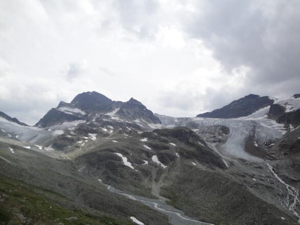 Piz Buin mittig, Ochsentaler Gletscher rechts. 