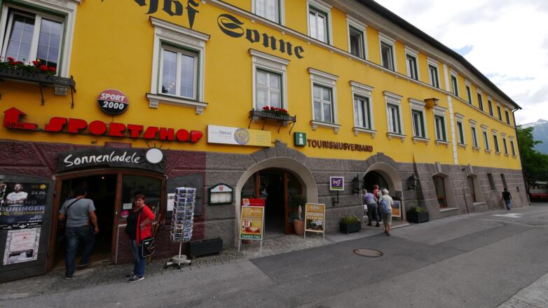 Der Parkplatz liegt direkt beim Gebäude des Tourismusverbandes