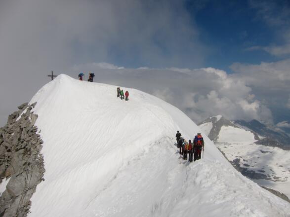 Der Grat zum Hauptgipfel bildet die Schlüsselstelle der Tour. Auf wenigen Metern besteht Absturz- und Mitreißgefahr. Auch Rücksicht auf andere Gruppen ist notwendig, da der Grat keine Überhol- oder Begegnungsmanöver erlaubt. 