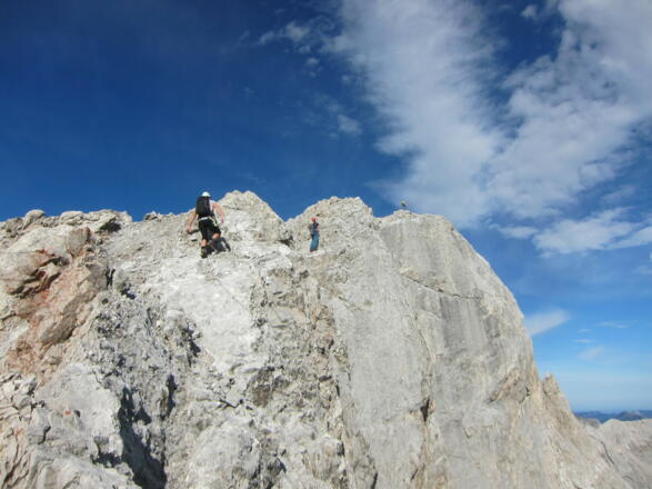 Anschließend wieder seilfrei weiter, der Ostgipfel ist bereits nah.