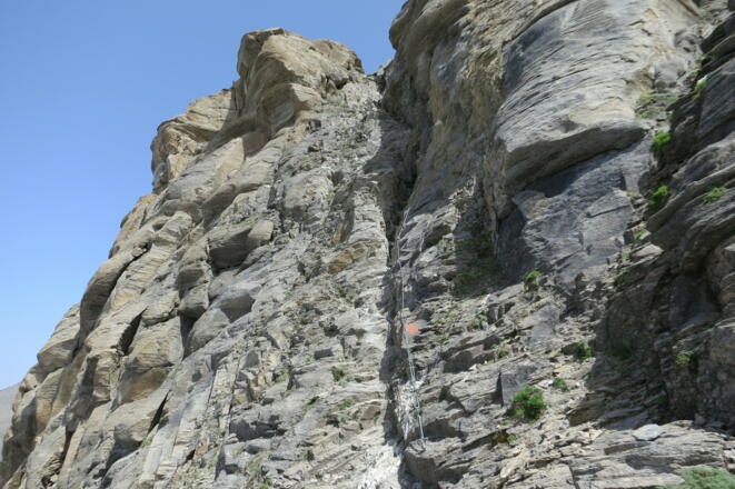 Der seilversicherte Kamin direkt nach der Hütte.