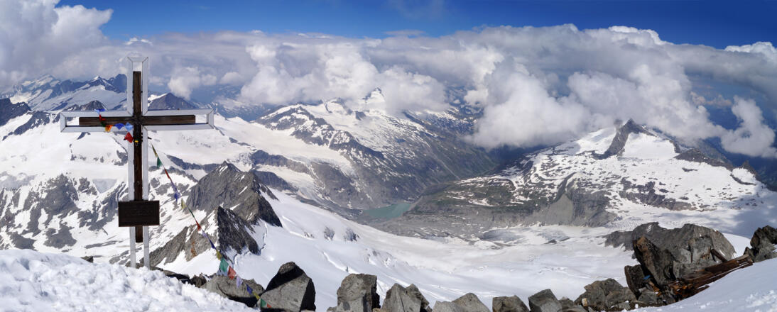 Am Gipfel (konkret: 11:00 Uhr). Das Kreuz wurde 2012 einige Meter nach Westen auf ein Fundament aus Felsen versetzt - ein Tribut an die Klimaerwärmung.