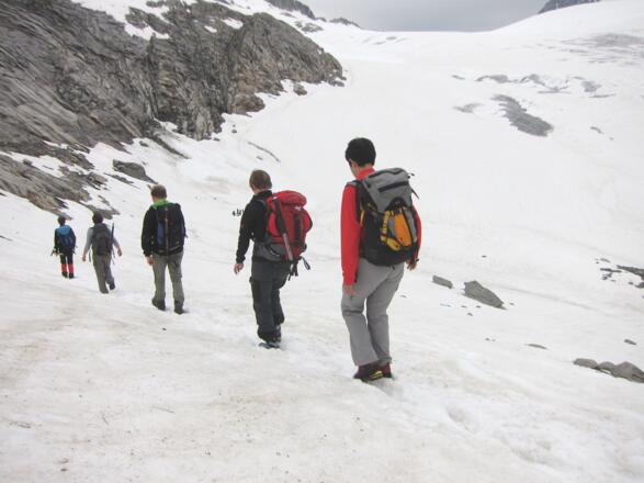 Zuletzt ein kurzer Abstieg (ca. 60 Hm) zum Gletscher und zum Anseilplatz.