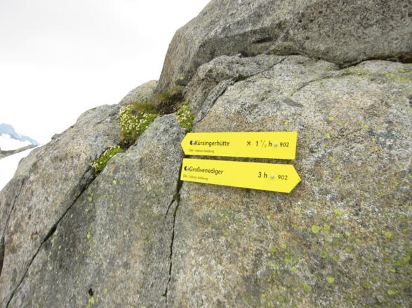 Hinweisschilder kurz vor dem Gletscher. 1,5 Stunden sind  für diesen Tourenabschnitt bei gemütlichem Tempo einzuplanen.