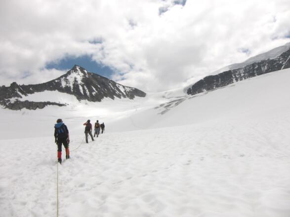 Unterwegs am Obersulzbachkees Richtung Venedigerscharte. Links der Kleinvenediger.
