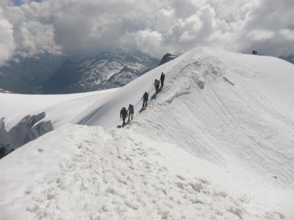 Der Gratverlauf bildet eine Senke - ein kurzer Abstieg ist notwendig, bevor man die letzten Meter zum Hauptgipfel aufsteigt.