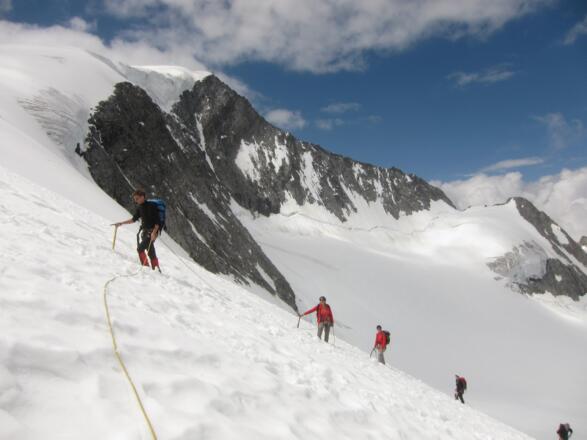 Der Steilhang zur Venedigerscharte. Im Hintergrund der NW-Grat des Großvenedigers (UIAA 2+) und der Gratpunkt mit der Höhenkote 3029 m.