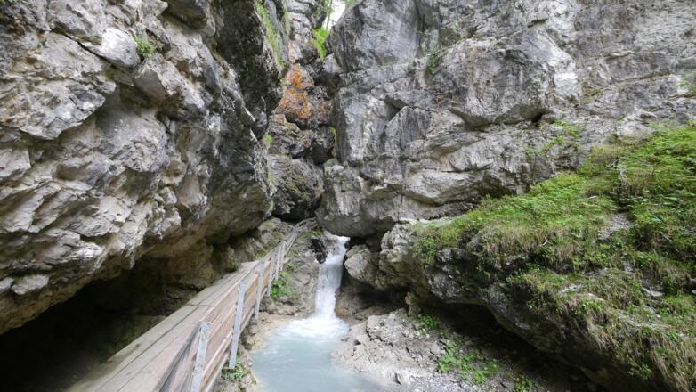 Weg durch die Schlucht