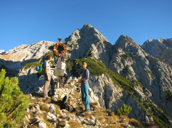 Am Gipfel des Hüttenspitz (1858 m). Dahinter Große und Kleine Wechselspitze (rechts).