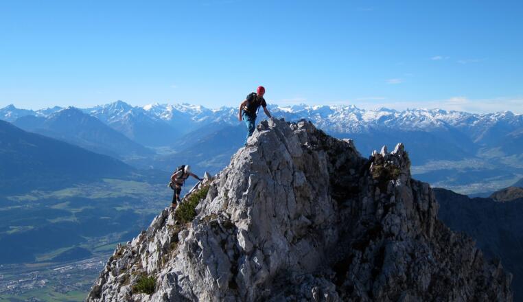 Weiter über den Verbindungsgrat zum Bettelwurf. Hinten die Gletscher der Stubaier Alpen.