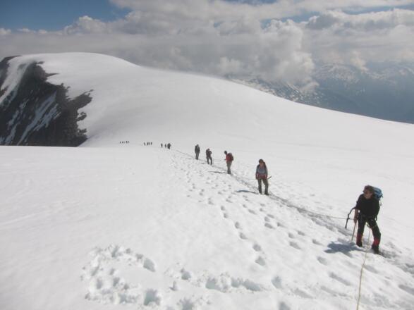 Die Venedigerscharte (3413 m) bildet den Übergang zum Schlatenkees (rechts) und zur Prager Hütte. Links hinten der Gipfel des Kleinvenediger.