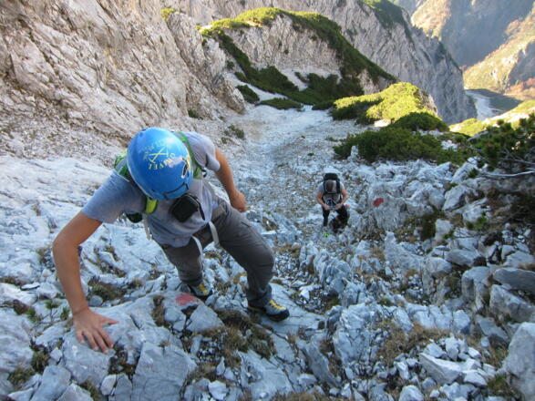 Auch der Weg durch die Felsrinne (tw. UIAA 1) ist ausreichend markiert.