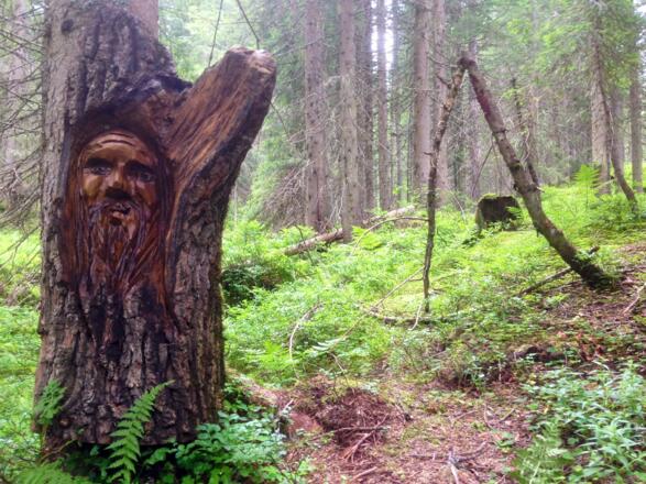 Schnitzerweg der Tiere Baum