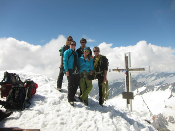 Die Besteigung erfolgte im Rahmen von &quot;50-Jahre-Alpenverein-Bergsteigerschule&quot; (Im Bild die OeAV-Mitarbeiter Monika Melcher, Sabine Kainzner, Robert Schellander, Gabi Pfeifer, Michael Larcher (v.l.n.r.) ).