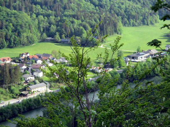 Tiefblick zur Taun bei Langwies von ~630 m