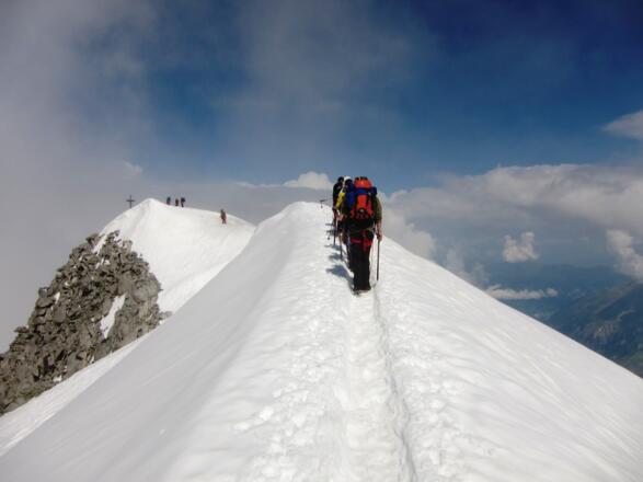 Ein kurzer, in Nord-Süd-Richtung verlaufender Firngrat bildet den letzten Tourenabschnitt.