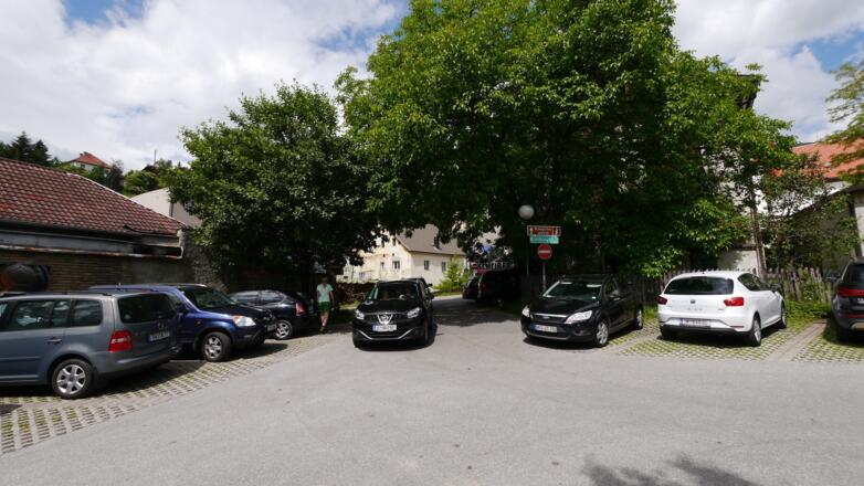 Parkplatz hinter dem Tourismusverband