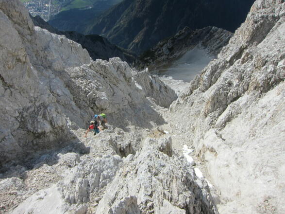 Die Felsrinne verfolgen wir bis zum Gratverlauf.