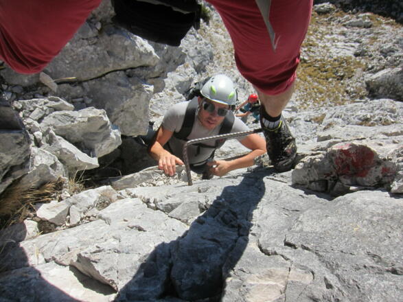 Einige Eisenklammern erleichtern die Kletterei.