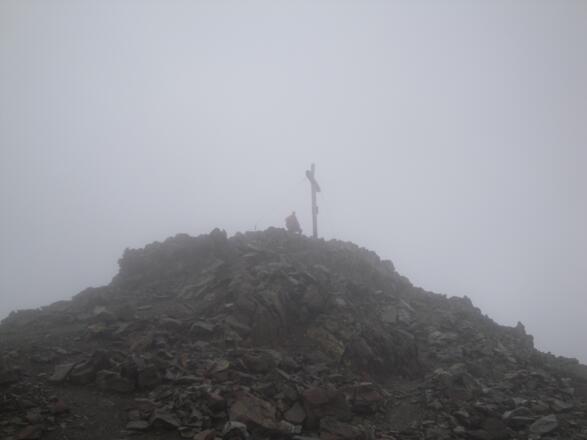 Das Gipfelkreuz im Nebel