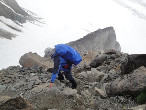 Teils ausgesetzt im Blockwerk nach oben
