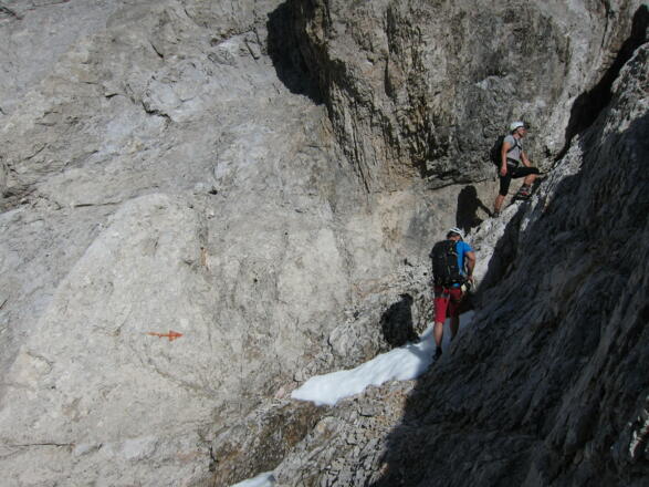 Ein markanter Pfeil, die einzige Farbmarkierung zwischen Wechselspitze und Bettelwurf, weist den Weg in eine steile Felsrinne.
