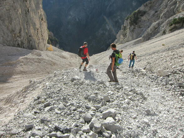 Über die Bettlwurfreiße hinunter ins Halltal.