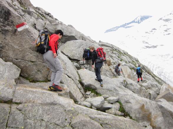 Wegpassagen mit vom Gletscher geformten Naturtreppen machen den Zustieg kurzweilig.