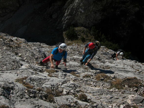 Die Nägelwand wird durch ein neues Stahlseil und solide Anker einfach und sicher begehbar.