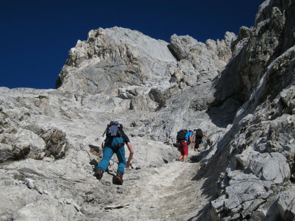 Ausgewaschener, fester Kalkfels am Fuß des Bettelwurf-Ostecks.