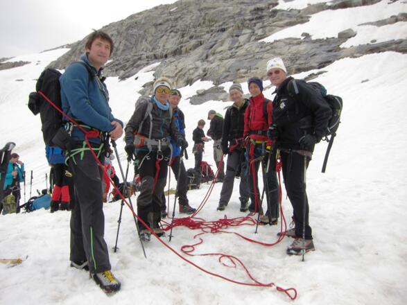 Nachdem Gletscherseilschaften (Mindestabstand = 8 m) gebildet wurden ...