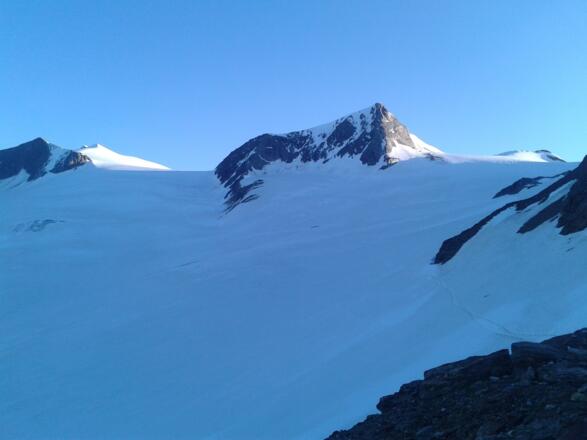 Venedigerkrone (von links nach rechts): Hohes Aderl (3.506 m), Großvenediger (3.662 m), Rainerhorn (3.559 m), Schwarze Wand (3.506 m)