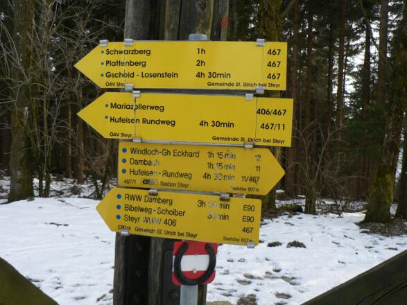 Wegweiser unterhalb der Dambergwarte, wir folgen dem Weg Nr. 467 &quot;Schwarzberg&quot;