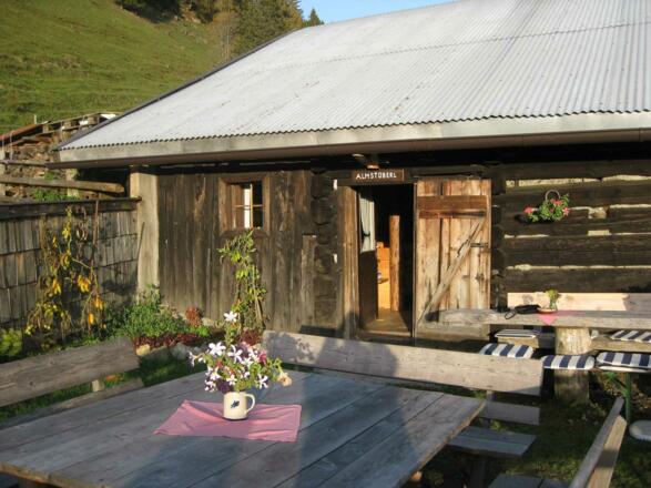 Einkehren in der urigen Hackeralm