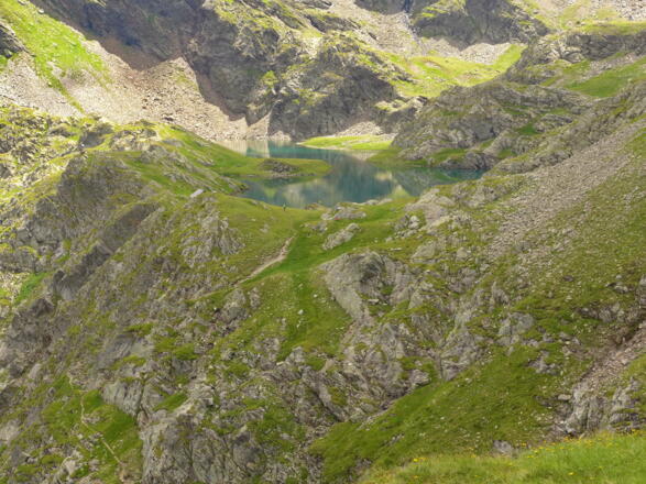 Der Geigensee beim Aufstieg zum Pumpersee, links unten zu erkennen der Steig zum Pumpersee