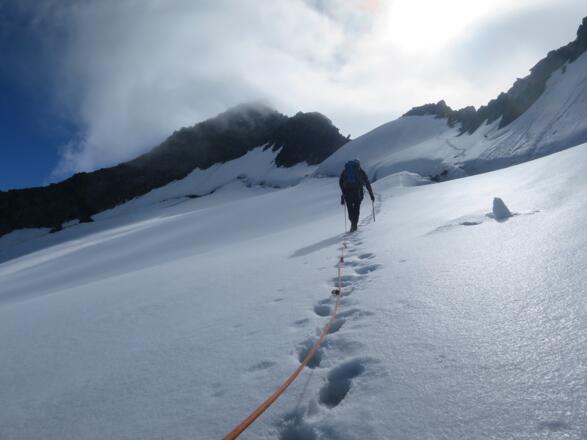 Nahe dem Bergschrund wird eine alte Spur in die Westgratscharte sichtbar.